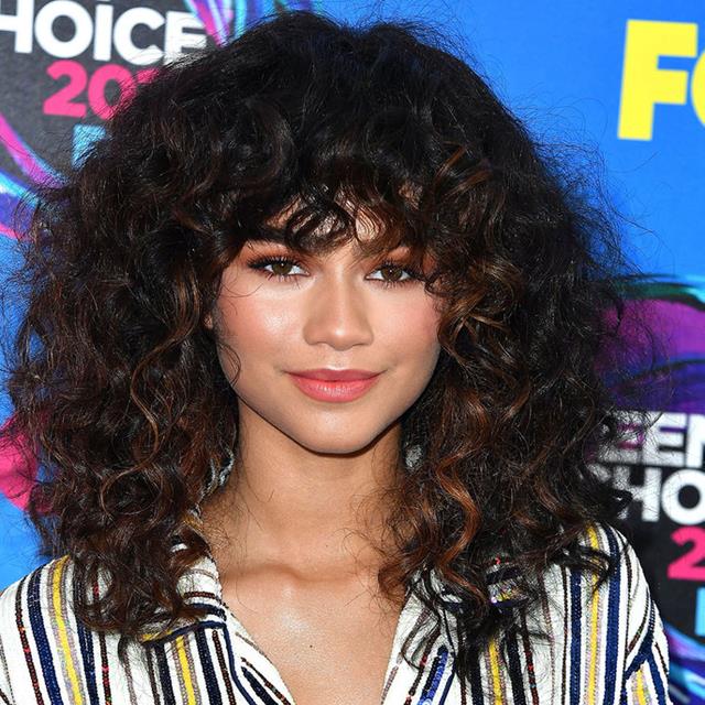 El pelo rizado con flequillo está de moda y estos son los 15 cortes para melenas curly más TOP