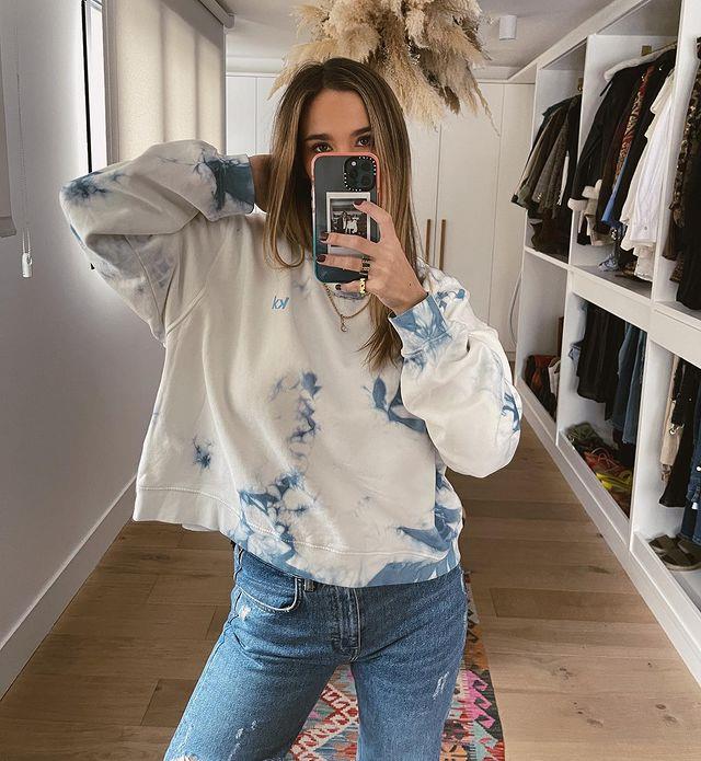 sudadera-tie-dye-vaqueros