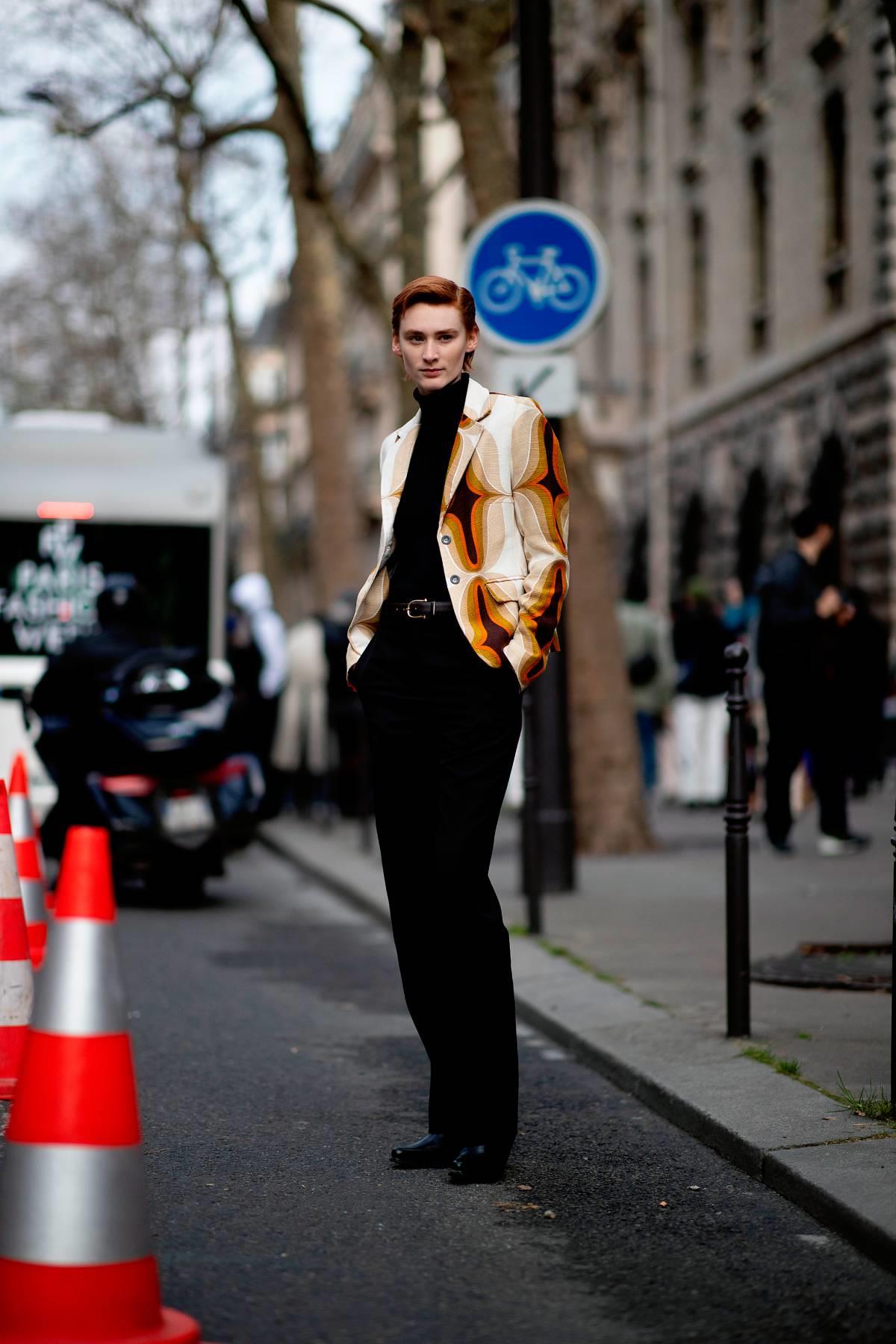 Pantalón negro con blazer estampado