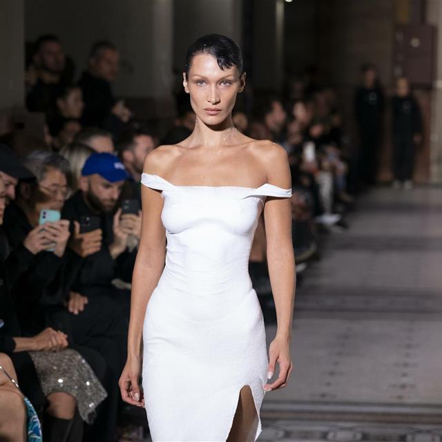 Historia de la moda es el vestido con aerosol de Bella Hadid sobre la pasarela de París del que todo el mundo habla