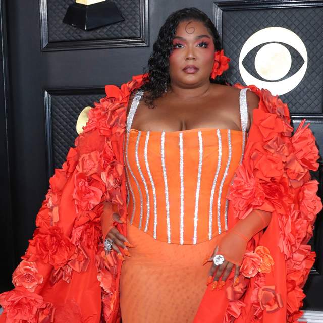 El maquillaje de Lizzo en los Grammy que copiaremos en primavera: cejas laminadas, maxipestañas y blush drapping para agrandar la mirada