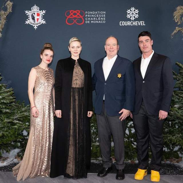 Charlène de Mónaco demuestra que un vestido negro con transparencias puede ser elegante y discreto 