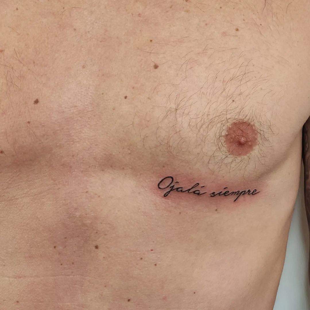 Tatuaje de pecho para hombre frase