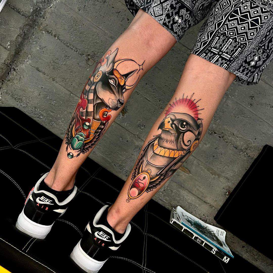 Tatuaje a todo color en ambos gemelos