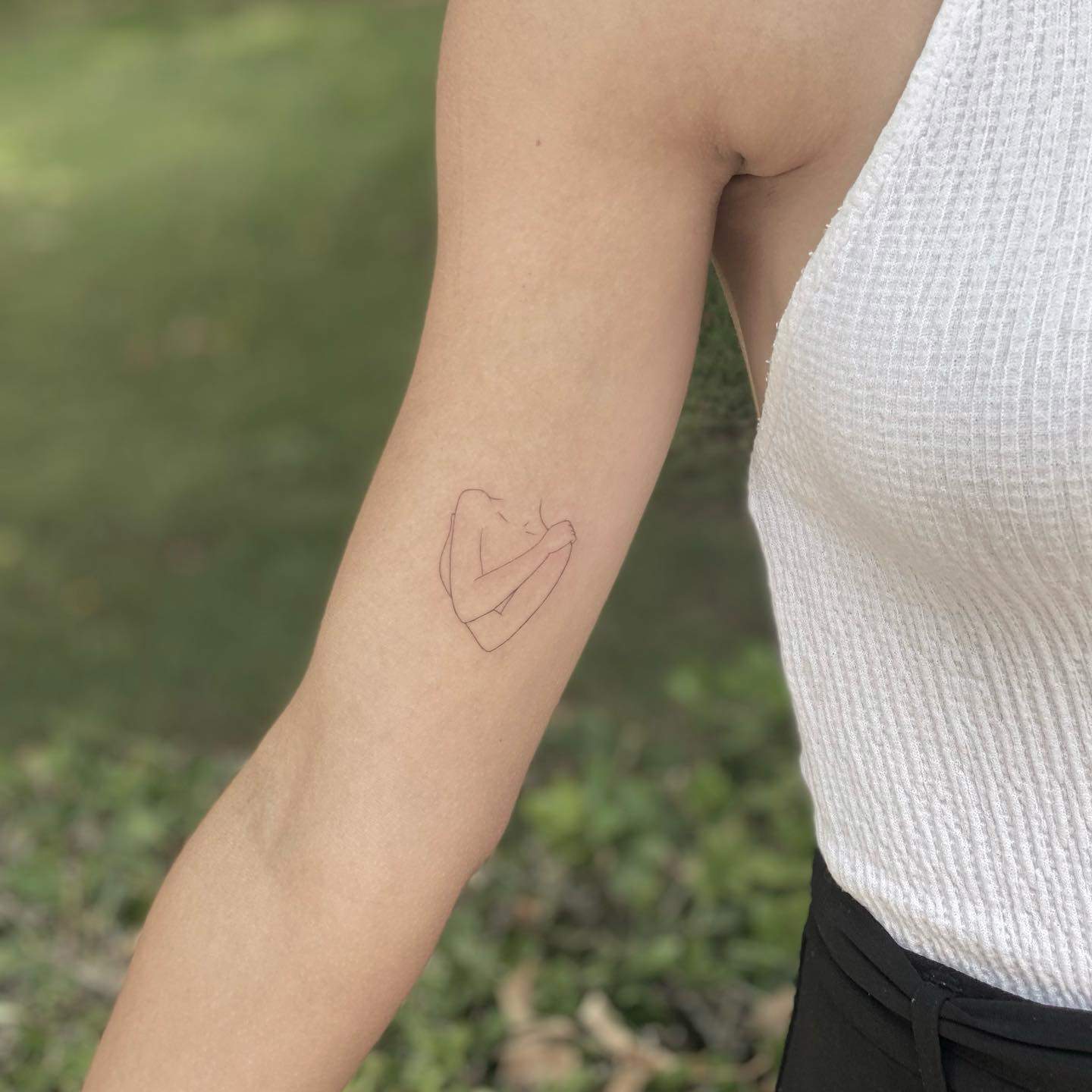 Tatuaje mujer brazo figura