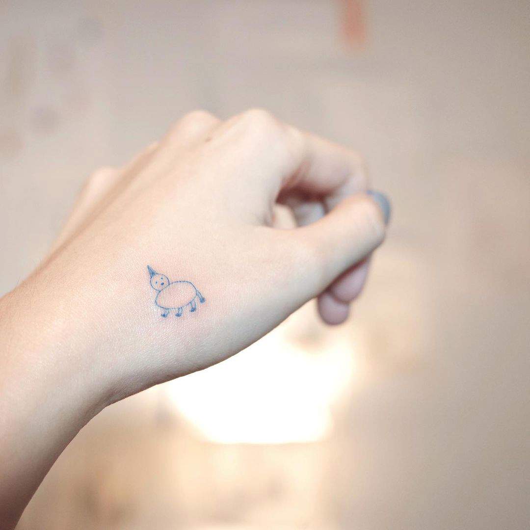 Tatuaje mujer mano figura
