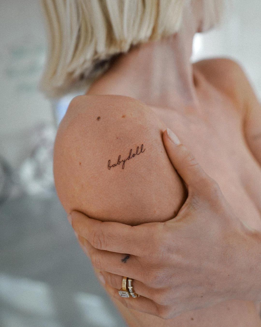 Tattoo con letras script