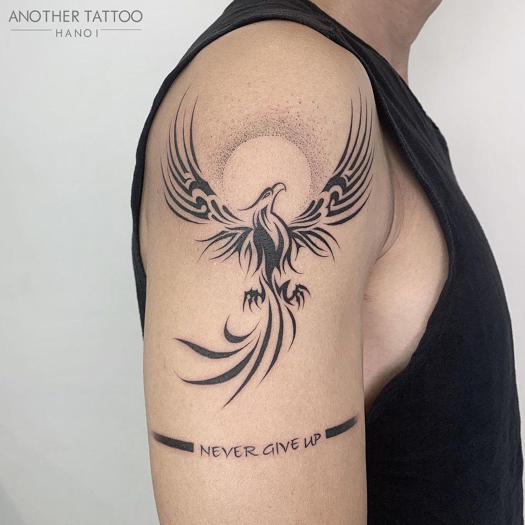 Tatuaje de ave fénix ‘black work’