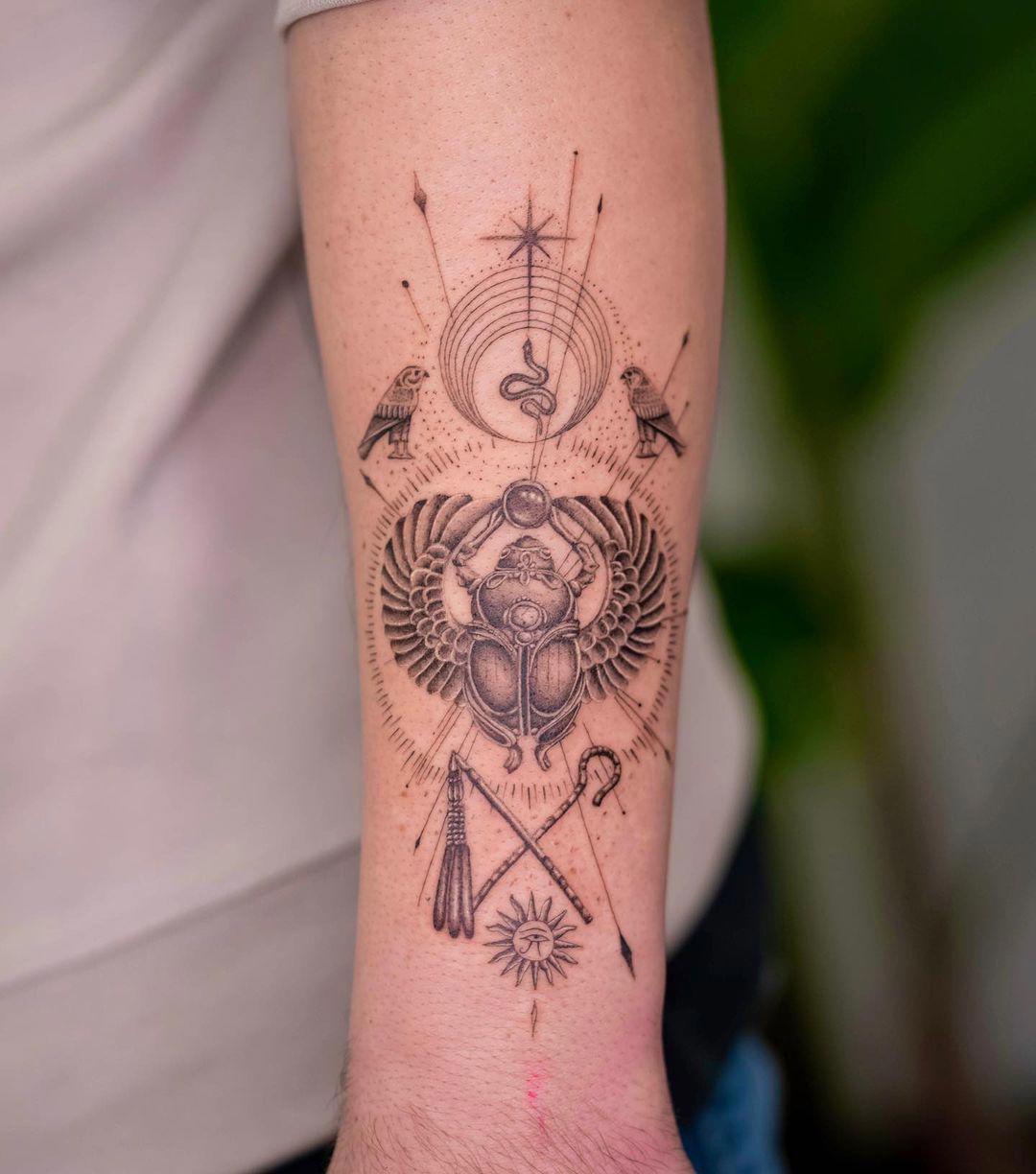 Tattoo de escarabajo egipcio en el antebrazo