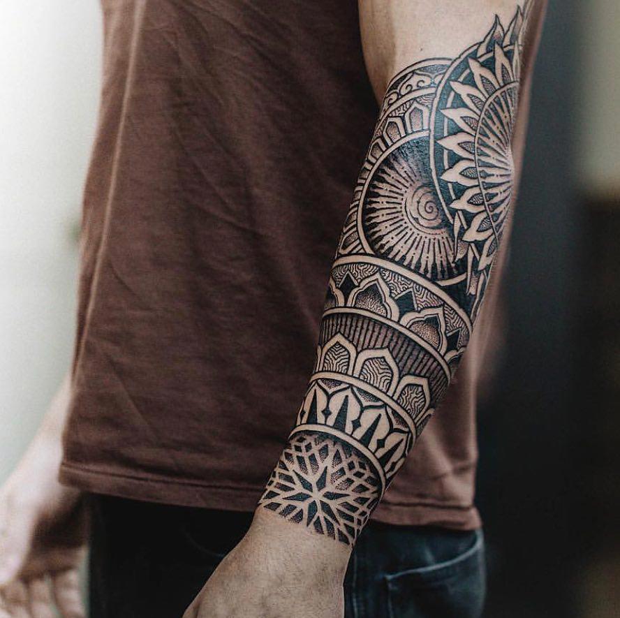Tattoo de media manga que va de la muñeca al codo