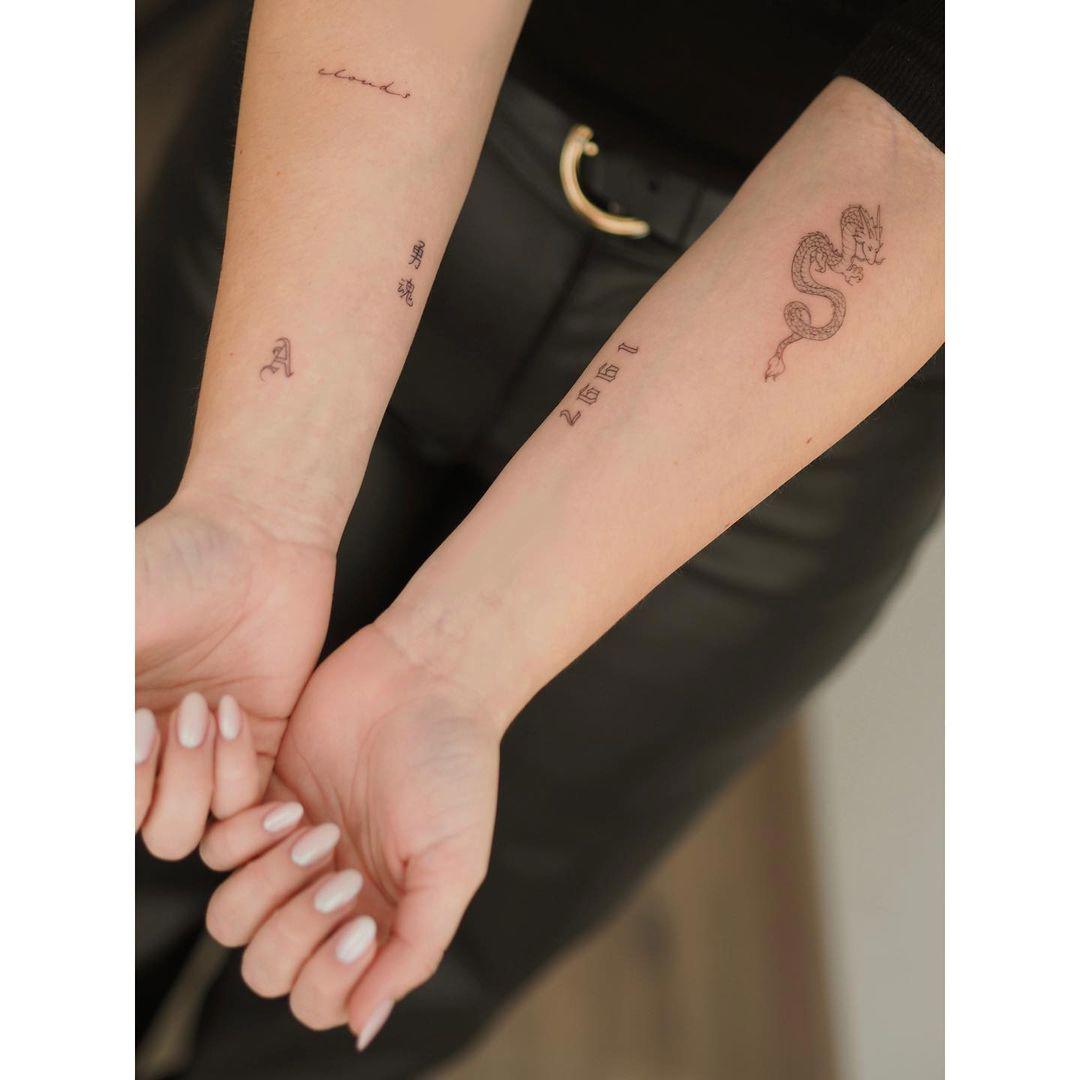 Combinación de tatuajes y motivos en los antebrazos