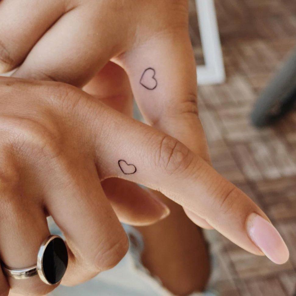 Tatuaje de corazón en el dedo