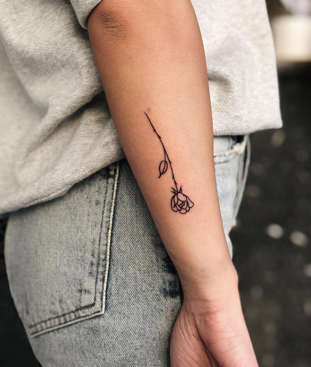 Tatuaje de una rosa con espinas 