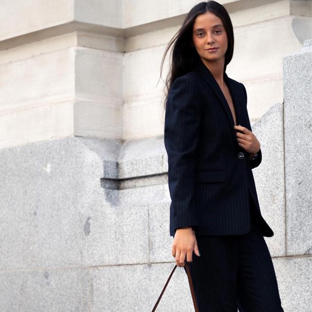 Victoria Federica cumple 23 años dejándonos claro que este otoño necesitamos un traje de rayas para ser toda una jefaza de la moda