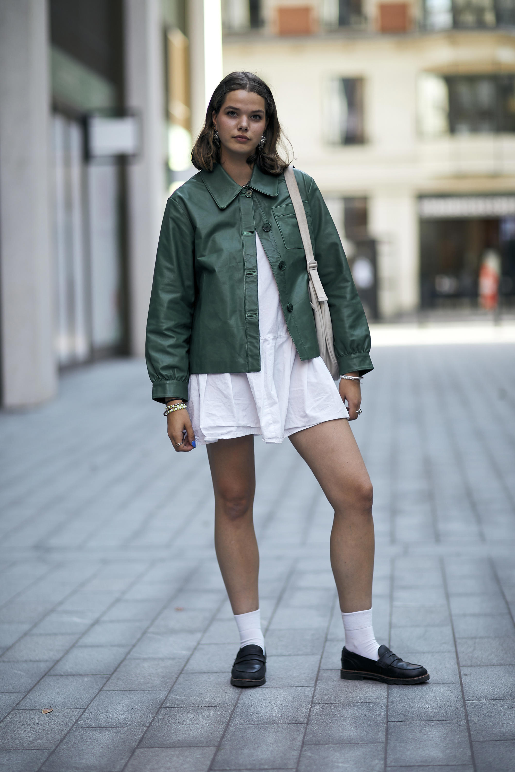 Cómo vestir bien en otoño: vestidos femeninos + mocasines con calcetines