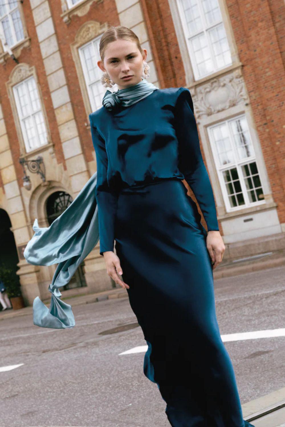 Vestido satinado con hombreras