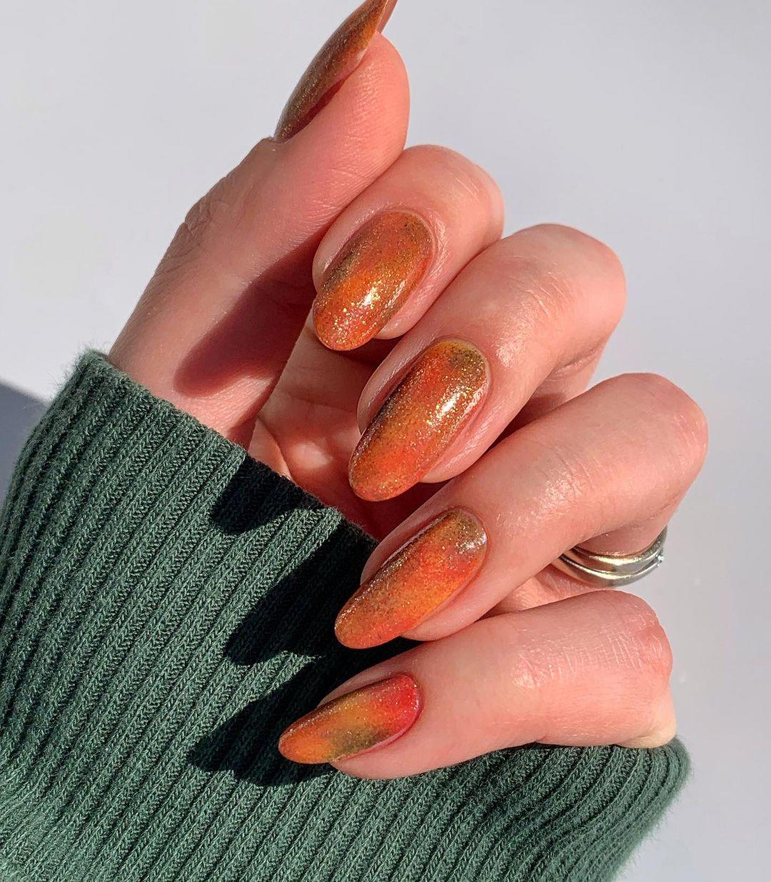 Manicuras elegantes para Nochevieja: naranja y dorado