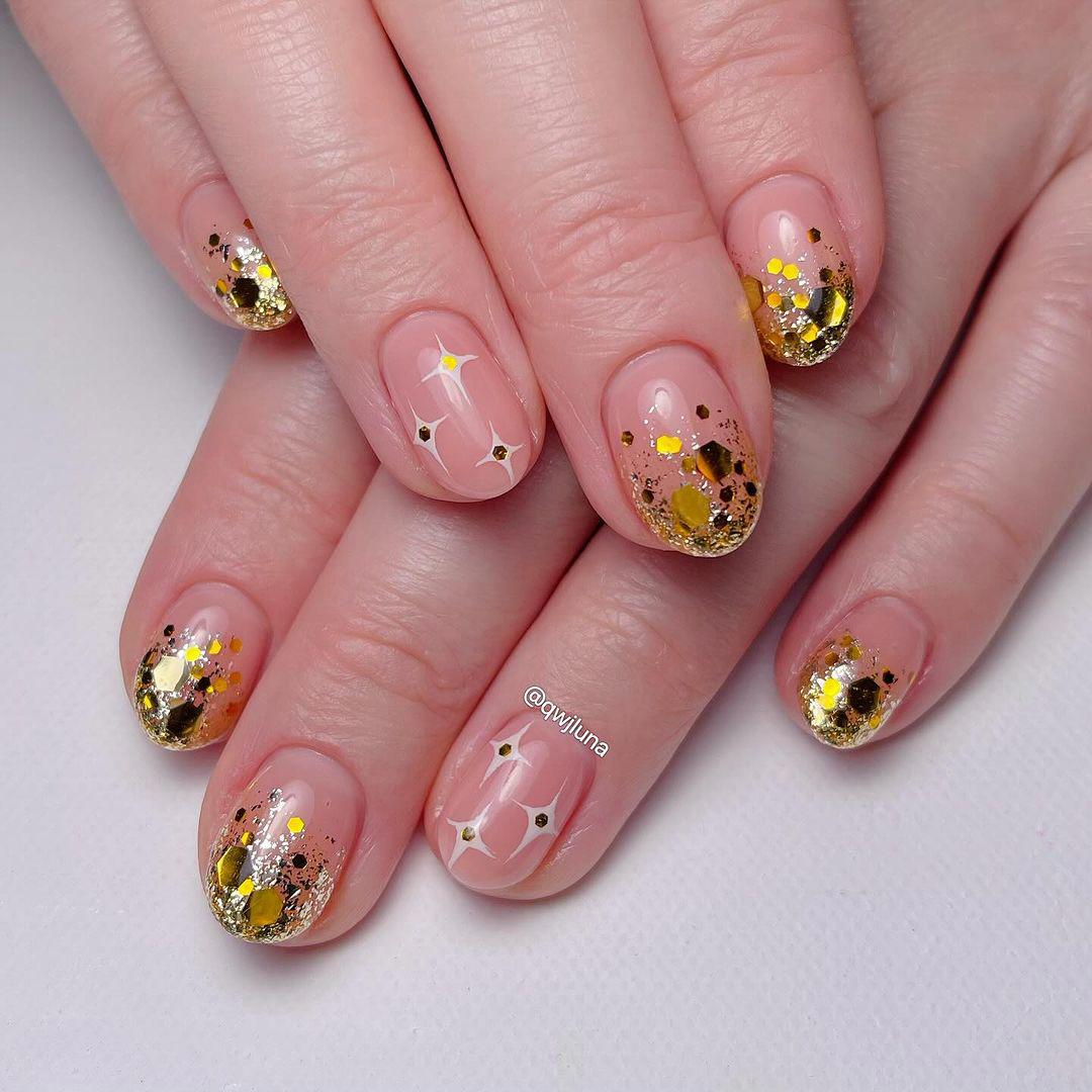 Manicuras elegantes para Nochevieja: purpurina gruesa