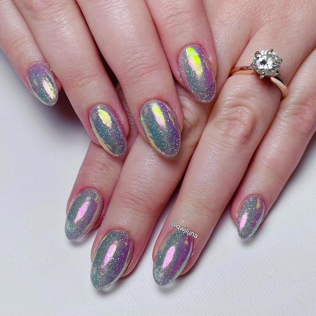 Manicuras elegantes para Nochevieja: tornasoladas