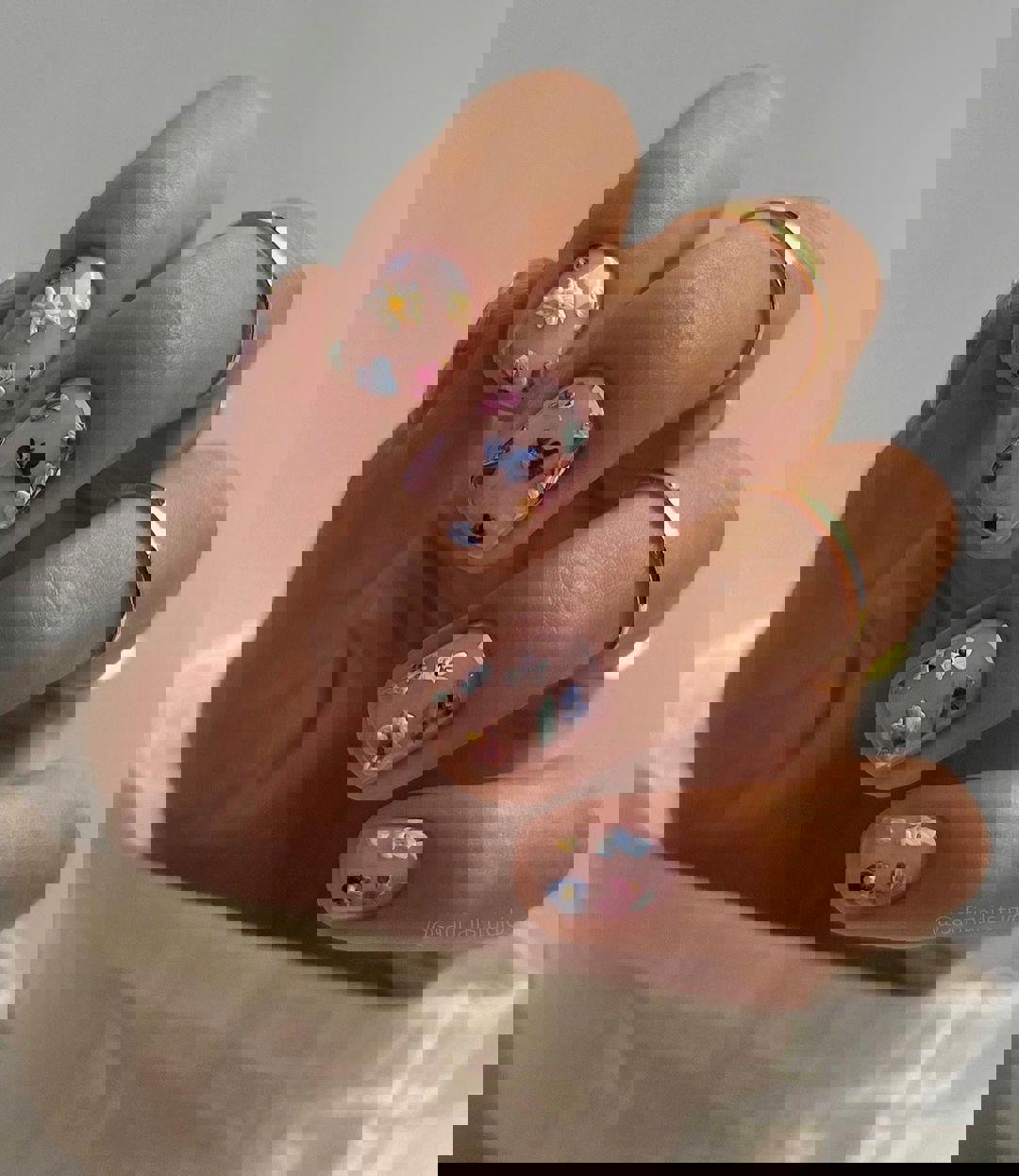 Manicura con diseño de flores