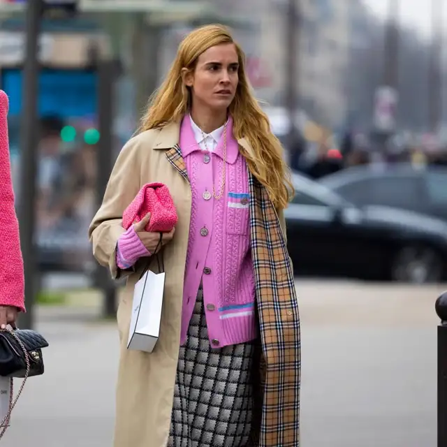 5 looks vistos en Zara modernos y elegantes con chaquetas de punto “de abuela”