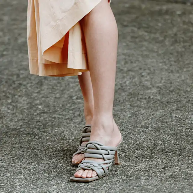 3 ideas de diseños naturales para las uñas de los pies que llevan las mujeres más elegantes