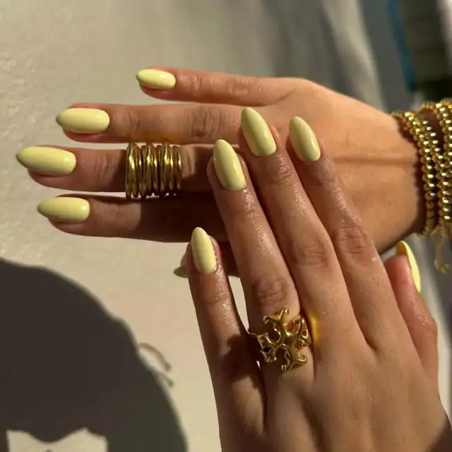 Butter yellow nails: este verano las pijitas elegantes llevarán este color atrevido y poco típico que combina con todo