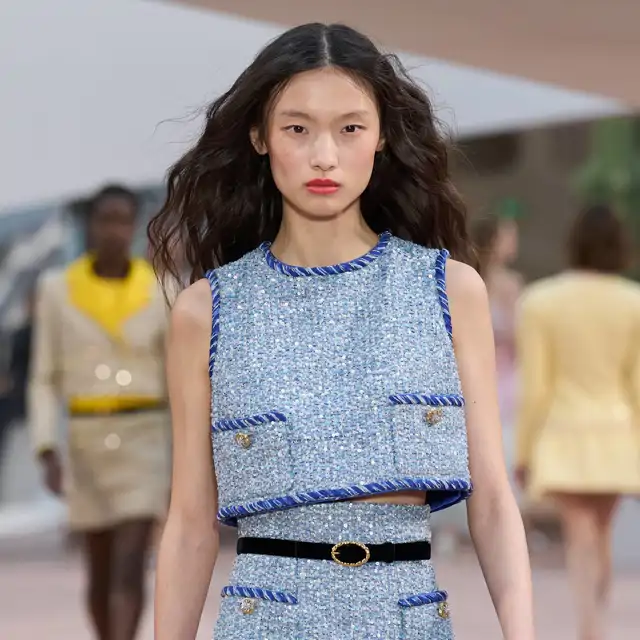 Sí, el 'tweed' de Chanel también se puede llevar en primavera: descubre las claves para hacerlo (VÍDEO)