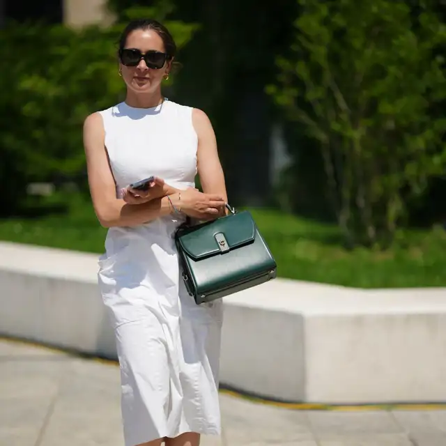 El vestido de lino de Zara que las mujeres 60+ agotarán por ser el mejor uniforme de verano: combinado con sandalias planas y capazo