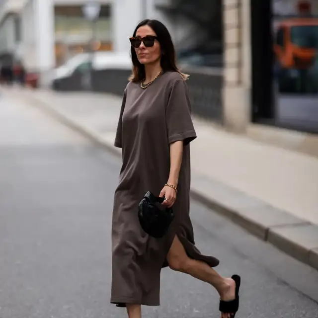 Claudia Pérez, experta en comprar en Zara: "Este vestido túnica se ha convertido en el favorito de las mujeres 60+ para llevar con cuñas"