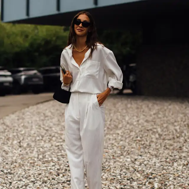 Estos pantalones blancos son una obra de arte: estilizan piernas y quedan bien con sandalias doradas
