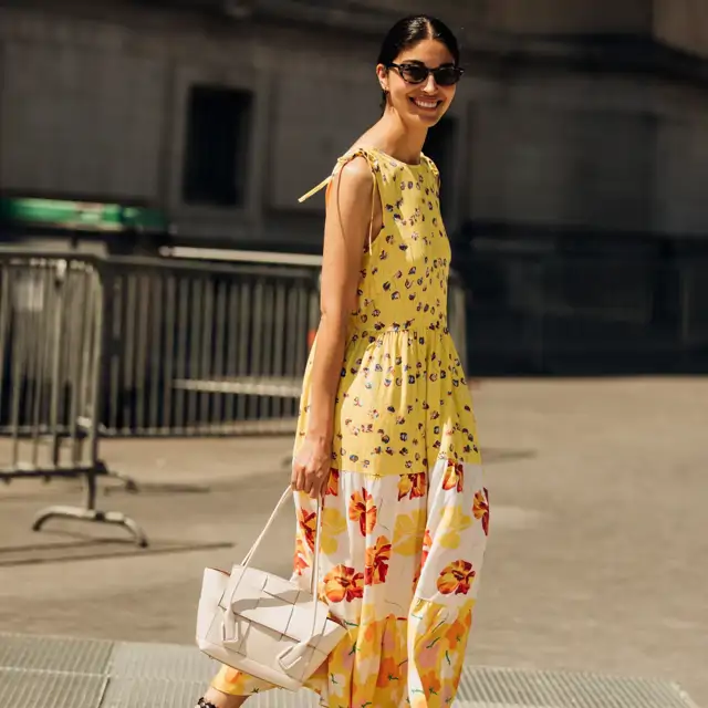 Zara está triunfando con estos 5 vestidos sin mangas y en color amarillo recién llegados: son elegantes, fresquitos y quedan ideales con sandalias