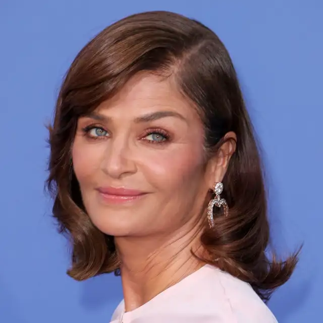 Helena Christensen (56 años): “Me gusta usar productos naturales en el pelo, como arcilla, barro o aceite de coco en mi rutina diaria. Hago mis propias mezclas”